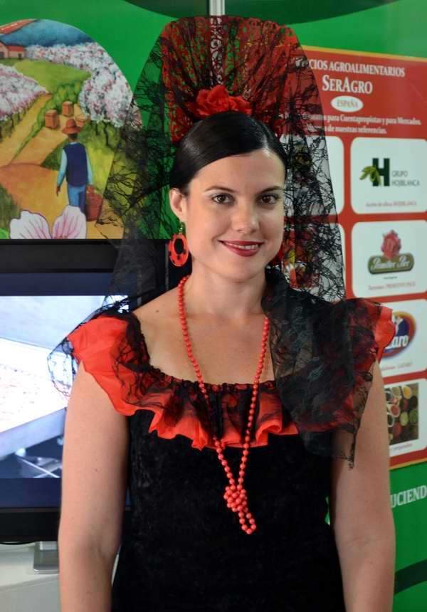 Modelo vestida con la vestimenta t�pica de Espa�a, para promocionar una empresa europea de frutos secos, entre ellos las almendras. Foto Abel Rojas Barallobre 